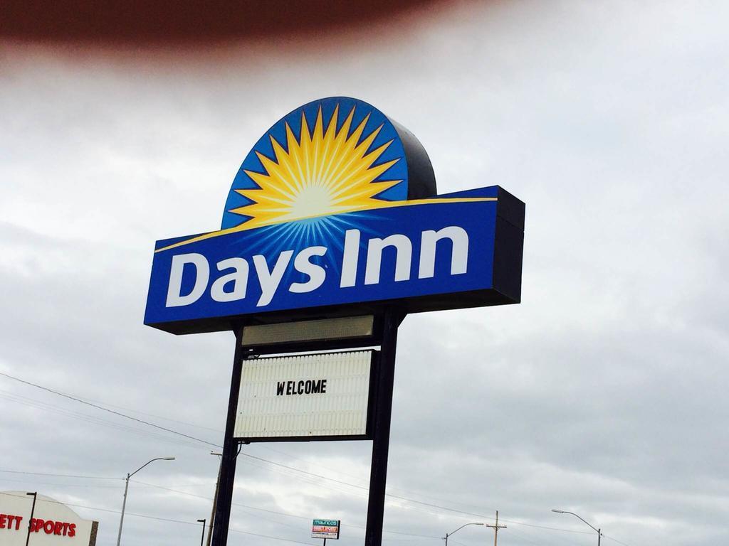 Days Inn By Wyndham Pratt Zewnętrze zdjęcie
